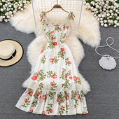 Lillemustri ja peenikeste rihmadega naiste suvekleit