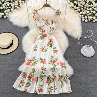 Lillemustri ja peenikeste rihmadega naiste suvekleit