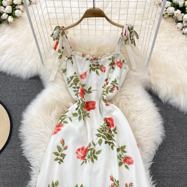 Lillemustri ja peenikeste rihmadega naiste suvekleit