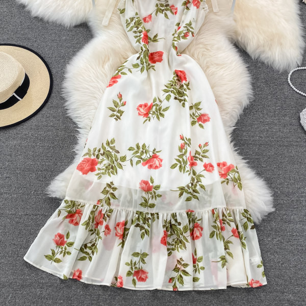 Lillemustri ja peenikeste rihmadega naiste suvekleit