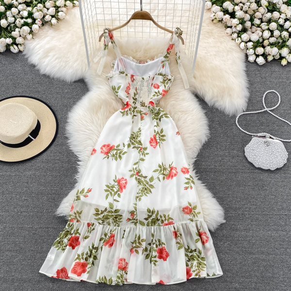 Lillemustri ja peenikeste rihmadega naiste suvekleit