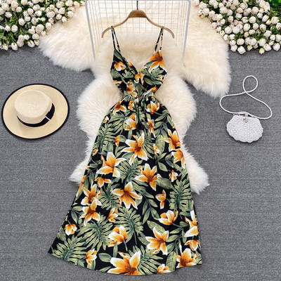 Uut mudelit õhukeste rihmade ja lillemustriga suvine naiste kleit