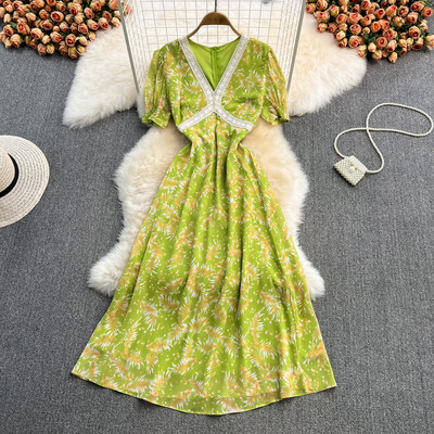 Lillemustri ja pitsiga suvekleit