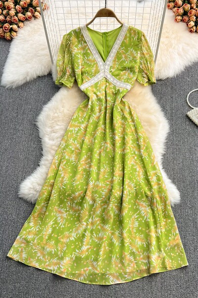 Lillemustri ja pitsiga suvekleit