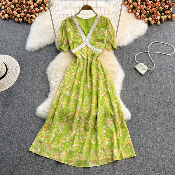 Lillemustri ja pitsiga suvekleit