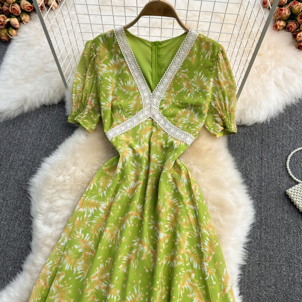 Lillemustri ja pitsiga suvekleit