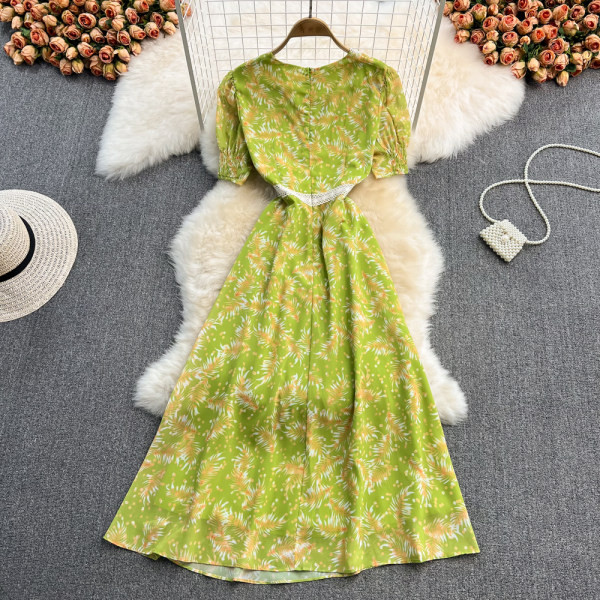 Lillemustri ja pitsiga suvekleit