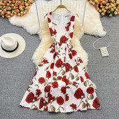 Moodne kandilise kaelusega ja lillemotiividega kleit