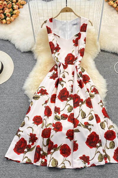 Moodne kandilise kaelusega ja lillemotiividega kleit