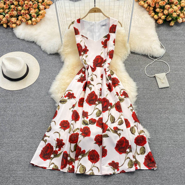 Moodne kandilise kaelusega ja lillemotiividega kleit