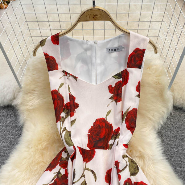 Moodne kandilise kaelusega ja lillemotiividega kleit