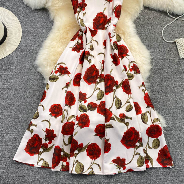 Moodne kandilise kaelusega ja lillemotiividega kleit