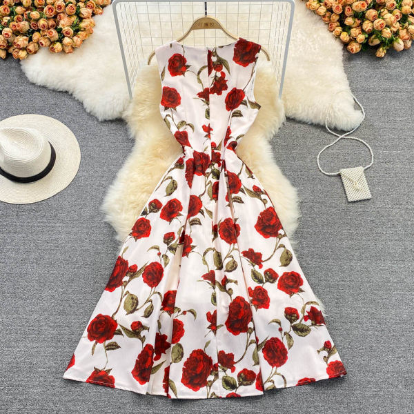 Moodne kandilise kaelusega ja lillemotiividega kleit