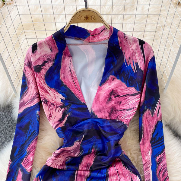 Uut mudelit spits kaelusega naiste kleit