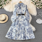 Rochie modernă de primăvară cu curea decupată