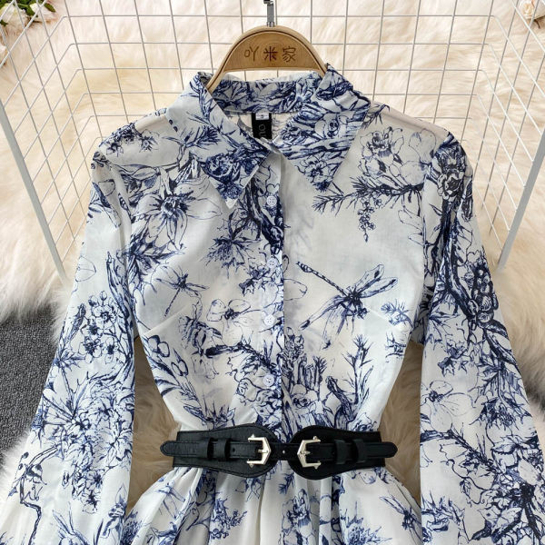 Rochie modernă de primăvară cu curea decupată