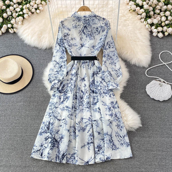 Rochie modernă de primăvară cu curea decupată