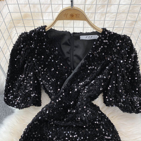 Naiste litrite ja lühikeste varrukatega kleit