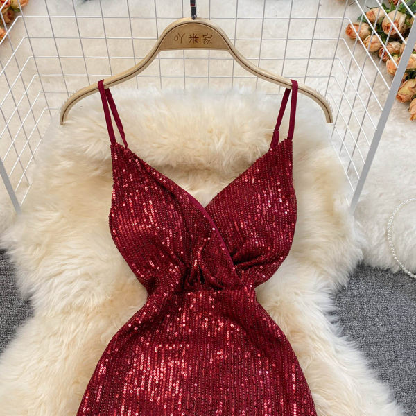 Pikk läikiv kleit õhukeste rihmadega