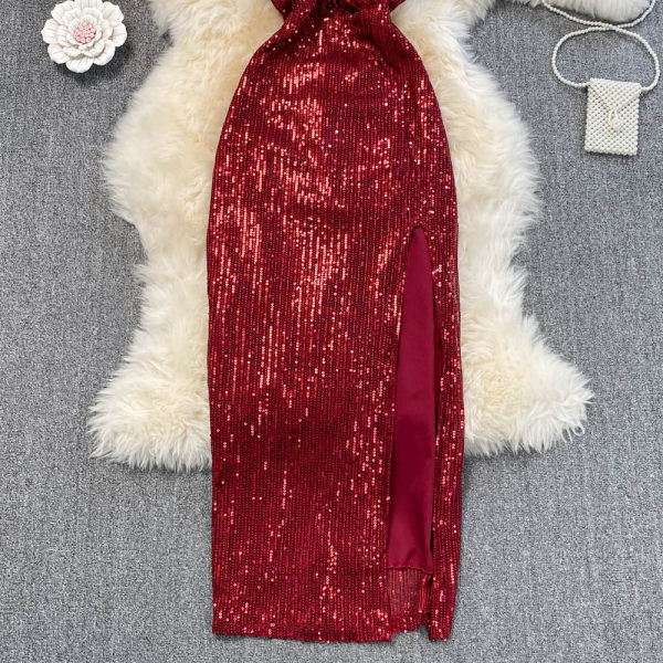 Pikk läikiv kleit õhukeste rihmadega