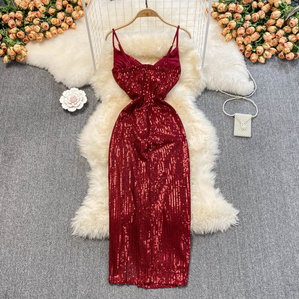 Pikk läikiv kleit õhukeste rihmadega