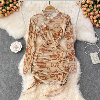 Pruuni värvi pikkade varrukatega naiste kleit