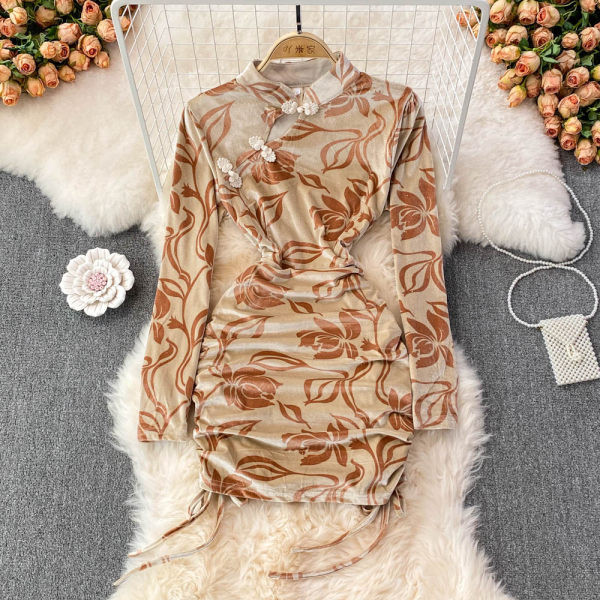 Pruuni värvi pikkade varrukatega naiste kleit