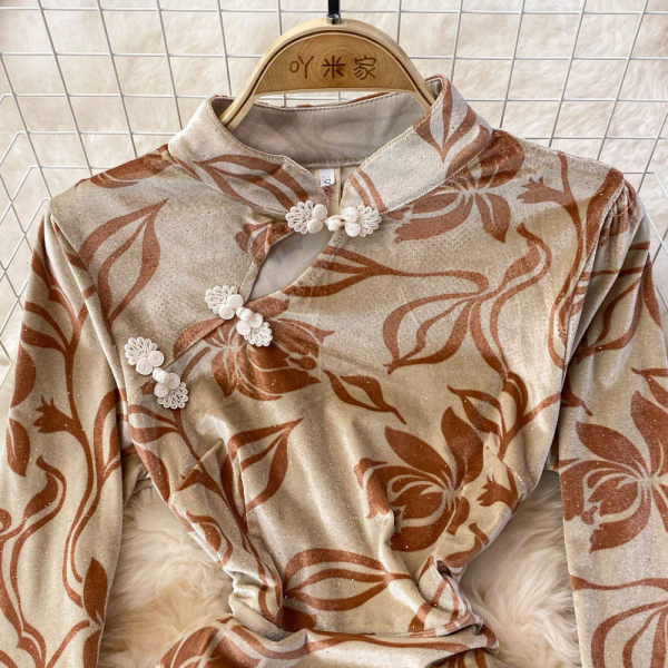 Pruuni värvi pikkade varrukatega naiste kleit