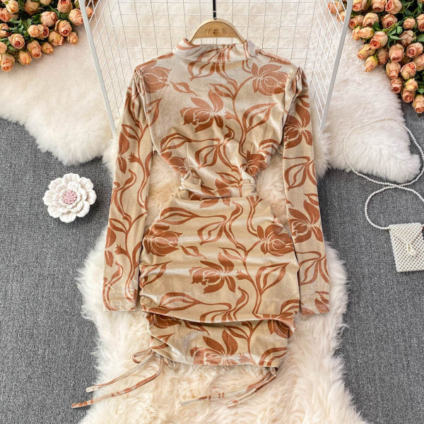 Pruuni värvi pikkade varrukatega naiste kleit