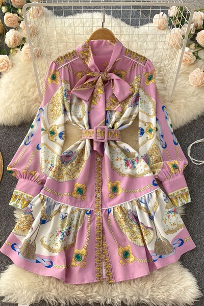 Naiste kaasaegne kleit vöö ja paelaga