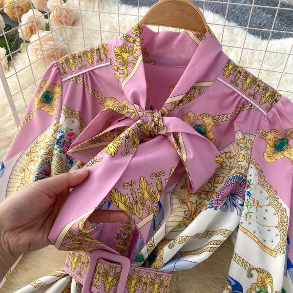 Naiste kaasaegne kleit vöö ja paelaga