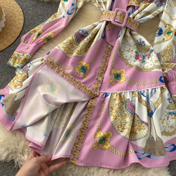 Naiste kaasaegne kleit vöö ja paelaga