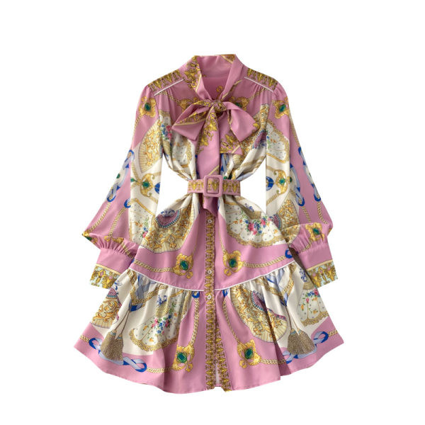 Naiste kaasaegne kleit vöö ja paelaga