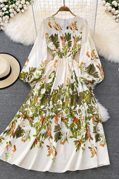 Lillemustri ja spitsikaelusega naiste kleit