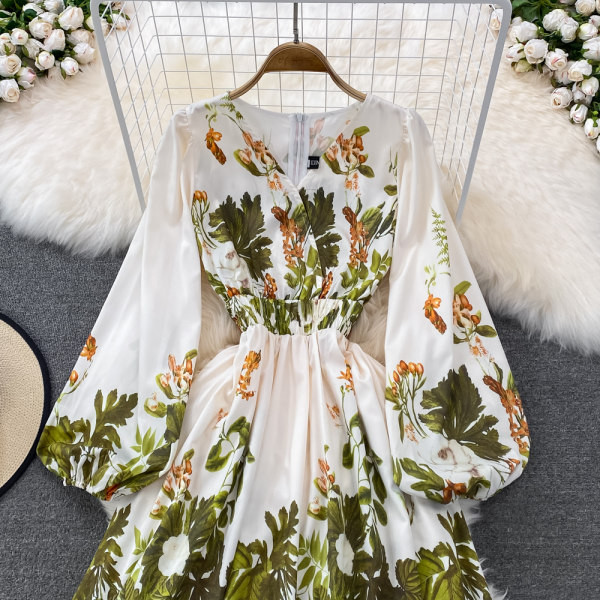 Lillemustri ja spitsikaelusega naiste kleit