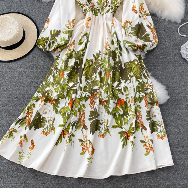 Lillemustri ja spitsikaelusega naiste kleit