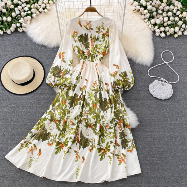 Lillemustri ja spitsikaelusega naiste kleit