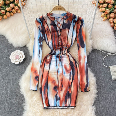 Naiste kleit ovaalse kaelusega ja lipsudega seljal