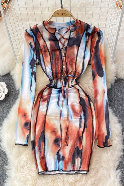 Naiste kleit ovaalse kaelusega ja lipsudega seljal