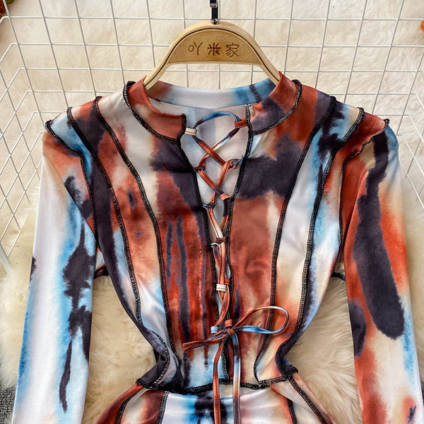 Naiste kleit ovaalse kaelusega ja lipsudega seljal