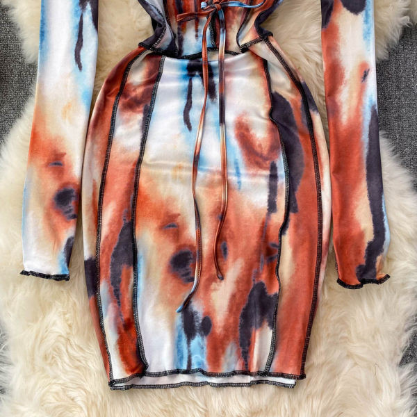 Naiste kleit ovaalse kaelusega ja lipsudega seljal