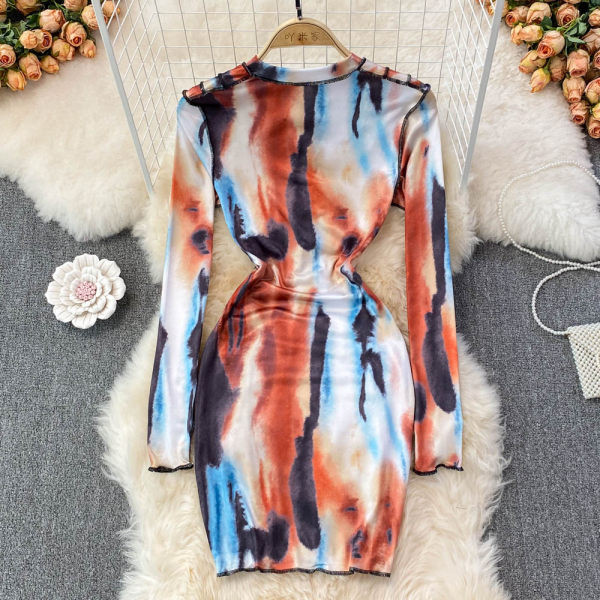 Naiste kleit ovaalse kaelusega ja lipsudega seljal