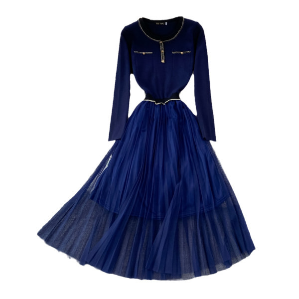 Kevadise lõikega tülliga kleit