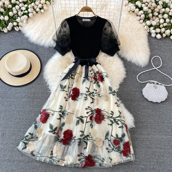 Naiste kleit vöökohal paelaga ja lühikeste varrukatega