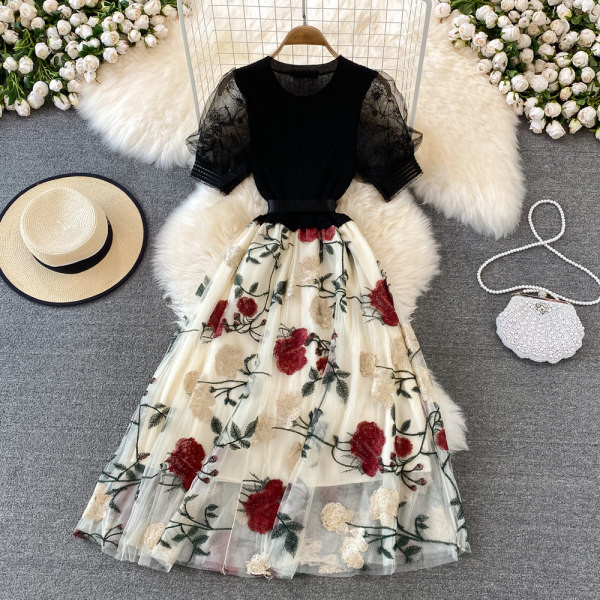 Naiste kleit vöökohal paelaga ja lühikeste varrukatega