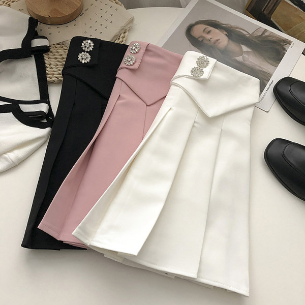 Plisseeritud lühike nööpidega seelik ja kõrge vöökoht