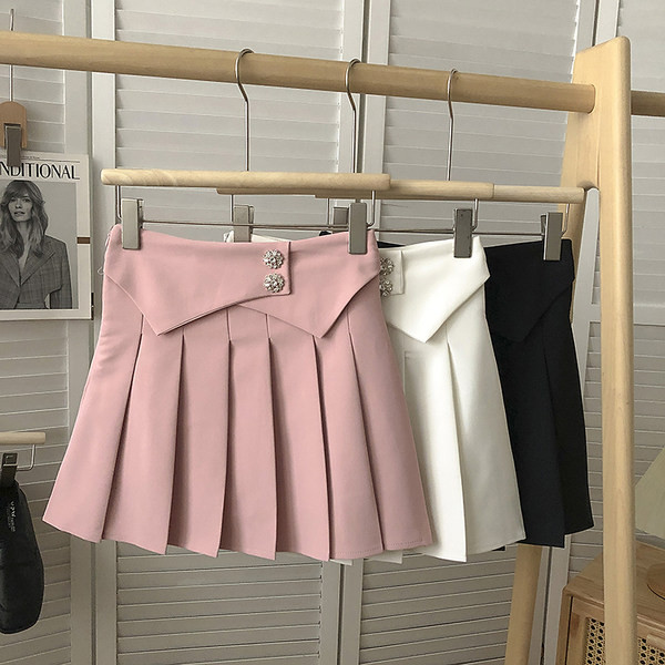 Plisseeritud lühike nööpidega seelik ja kõrge vöökoht