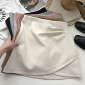 Lühike asümmeetriline kõrge vöökoha ja lukuga seelik