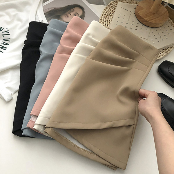 Lühike asümmeetriline kõrge vöökoha ja lukuga seelik