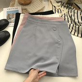 Lühike lõhiku ja nööpidega seelik